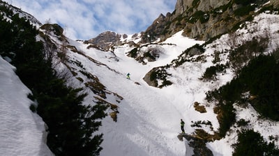 人在山上滑雪,雪覆盖着
